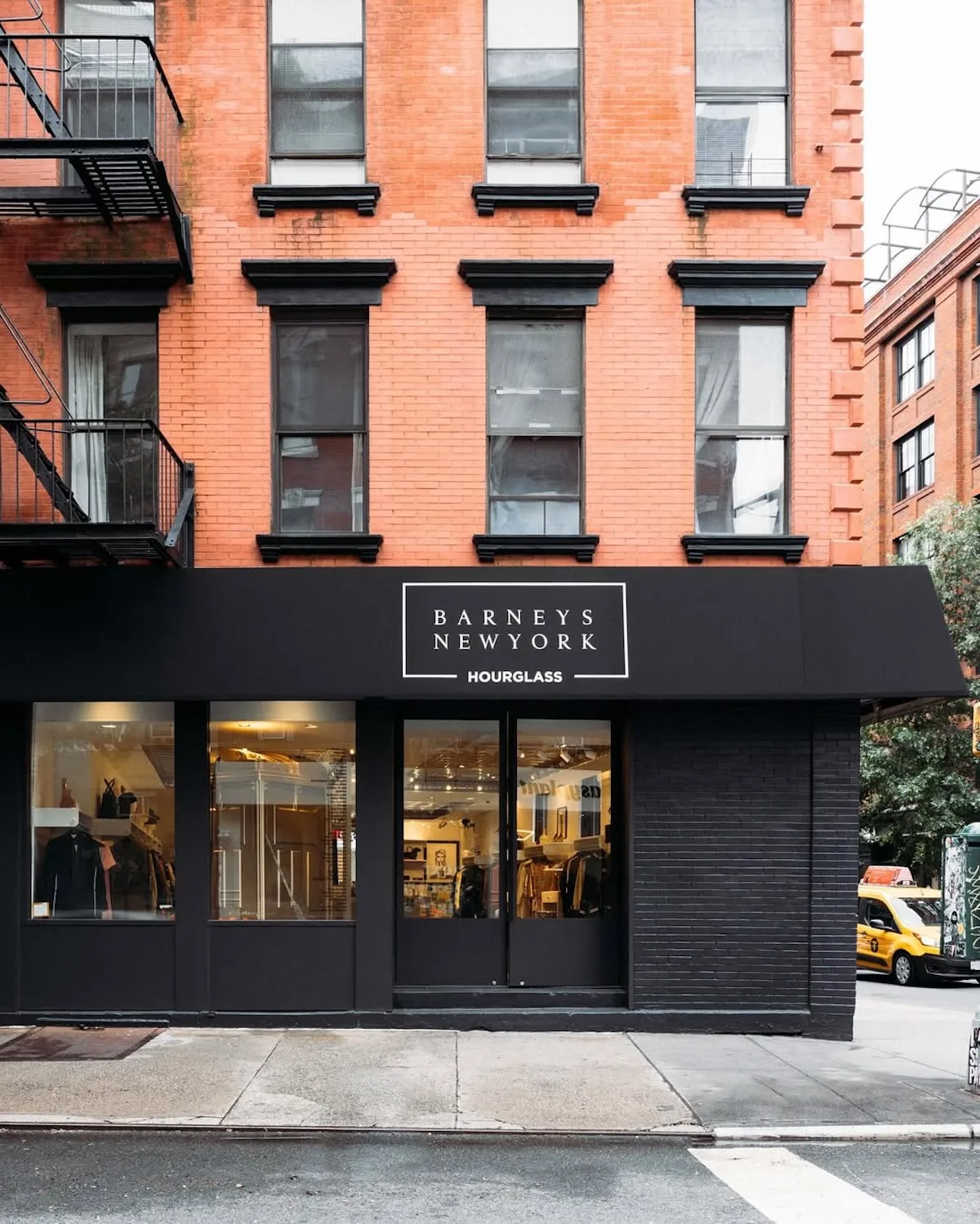 Фасад магазину Barneys New York у Нью-Йорку, символу одного з найвідоміших брендів класу люкс. Його можливе повернення до міста, зокрема до його культових локацій, викликає значний інтерес у галузі та клієнтів.