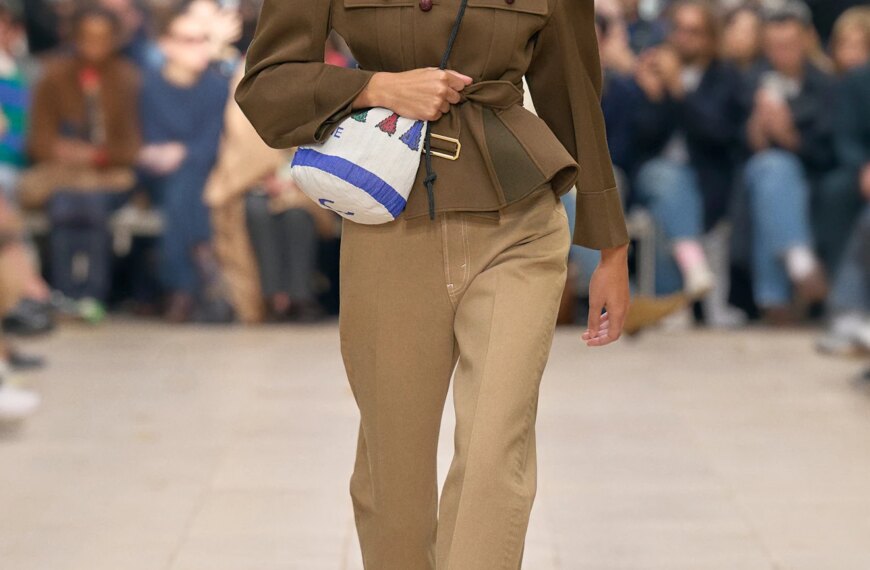 Вузькі окуляри: тренд, що не згасає серед стильних жінок.