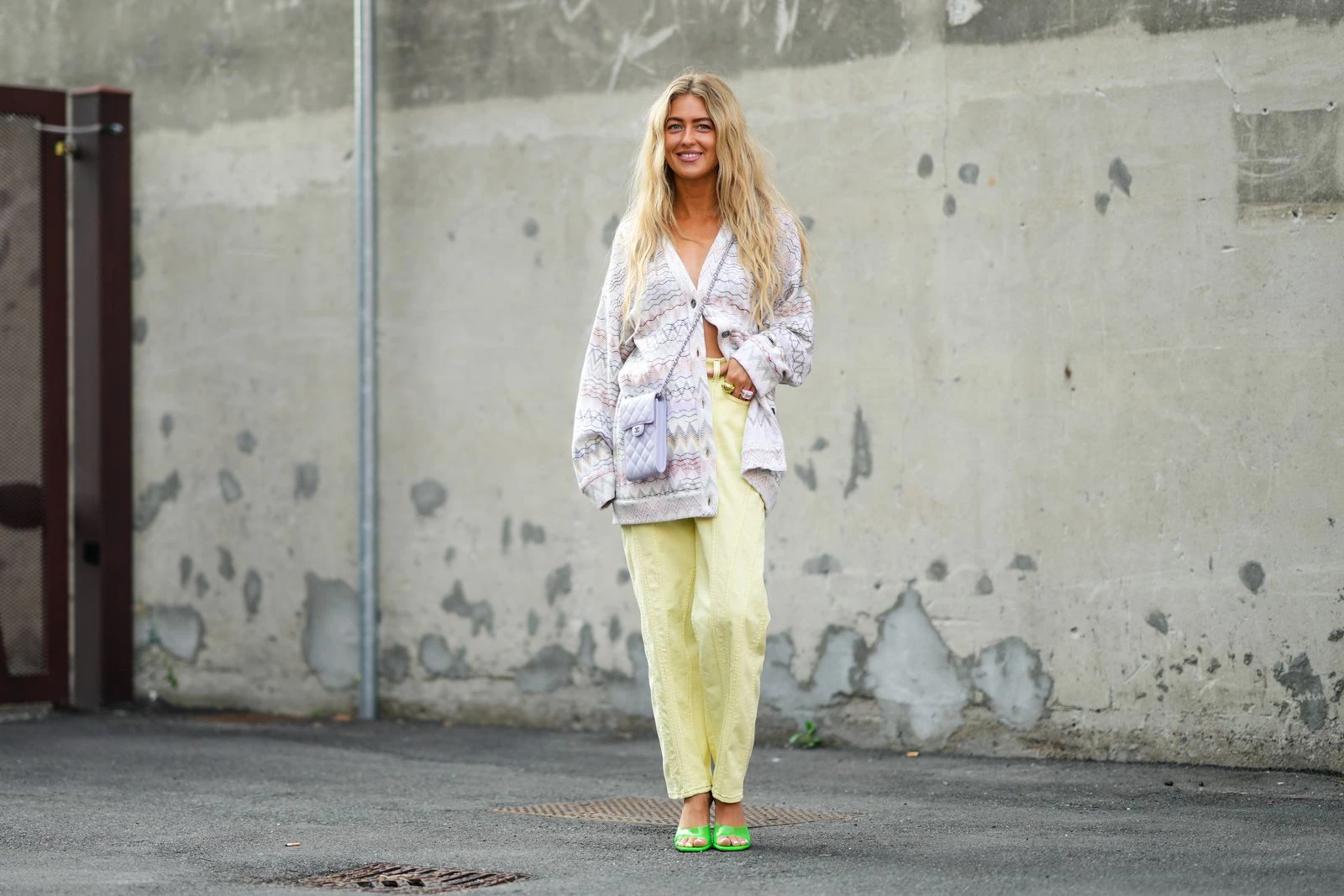 Джинси не лише сині: 4 відтінки, які в тренді серед стильних жінок (і вам вони сподобаються)
2