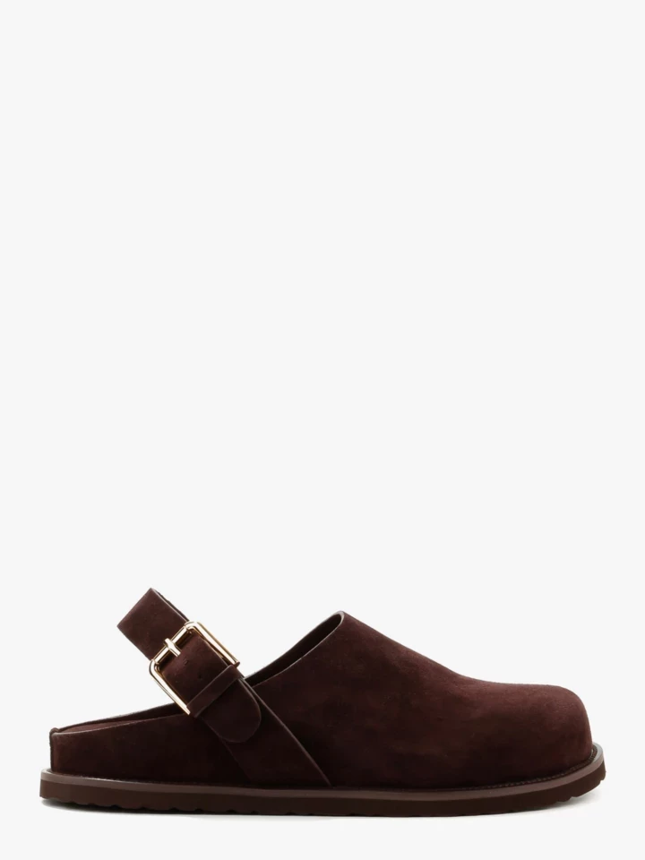 Цієї весни у моді несподівані шкіряні сабо
3