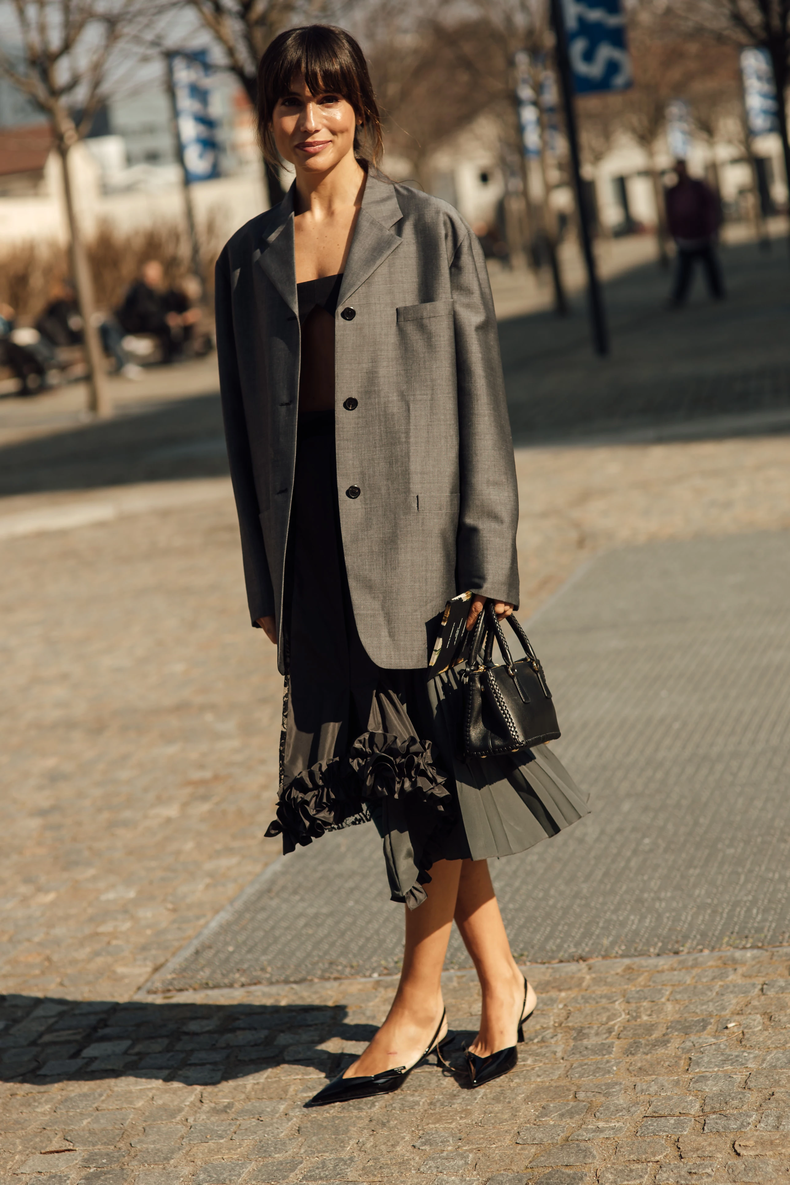 Сірий піджак: чудова заміна стандартному чорному блейзеру.
7