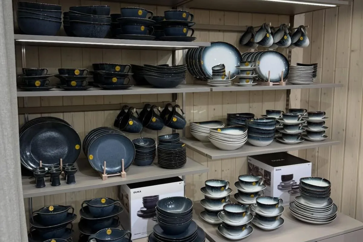 Криза Duka у Польщі. Викладка кухонного посуду на полицях магазинів, включаючи тарілки, миски та чашки в сучасному стилі, була стандартною для магазинів Duka протягом багатьох років, але їх кількість зменшується, оскільки мережа скорочує свою діяльність.