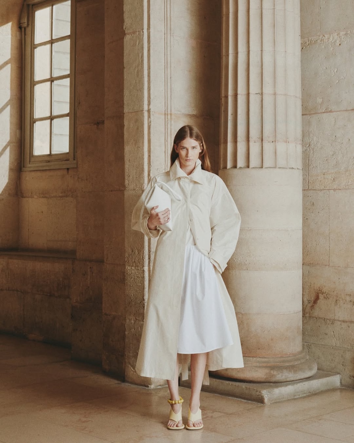 Загальний вигляд Icicle у нейтральній палітрі на тлі класичної архітектури – приклад бренду, що поєднує азійську ідентичність зі світовою розкішшю в стратегії Kering.