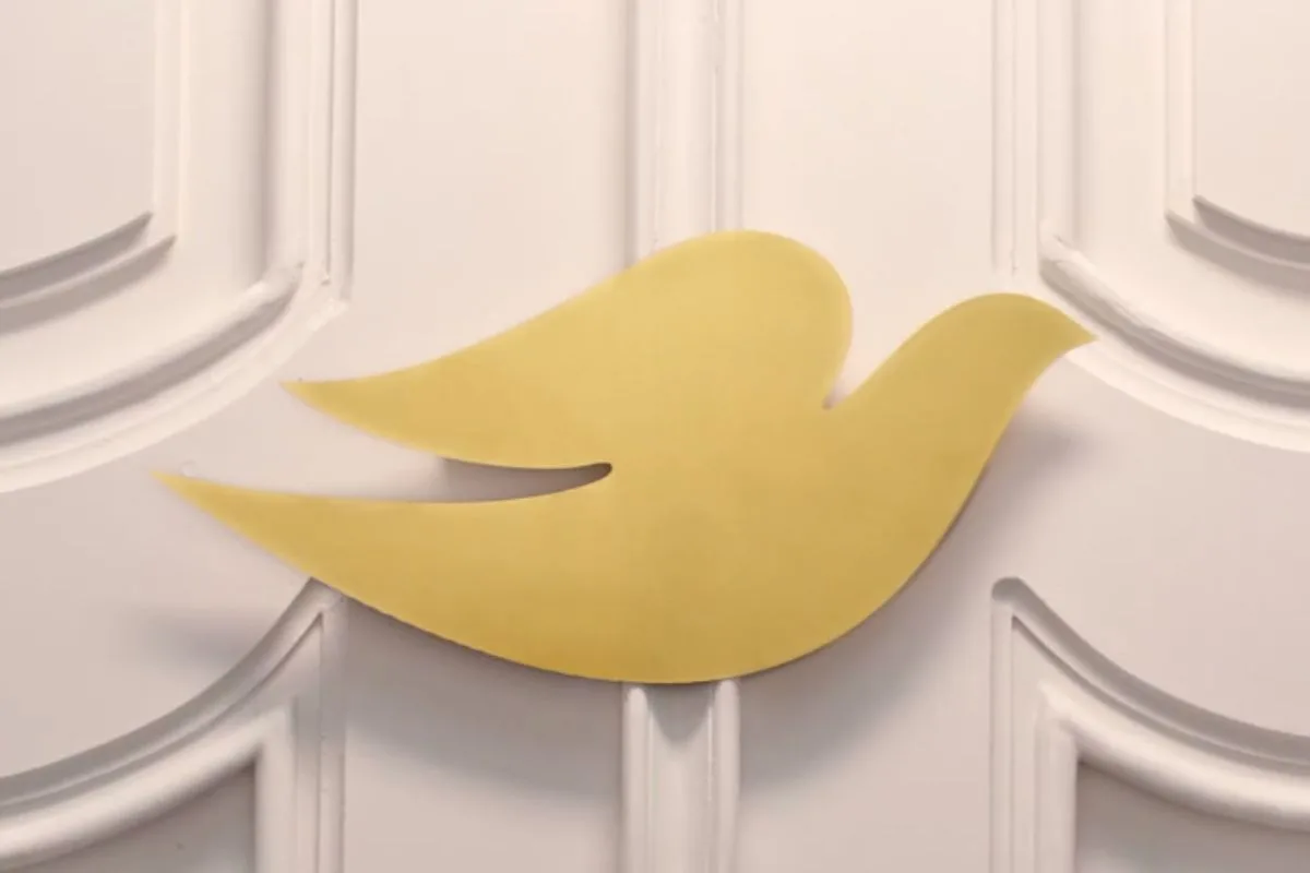 Золотий логотип «Голуб» на дверях символізує фабрику, де виробляється косметика компанії. У контексті повідомлень у ЗМІ цей знак набуває додаткового значення як ознака запланованих змін та можливих скорочень робочих місць. Це візуальне посилання на завод, що проходить реструктуризацію.