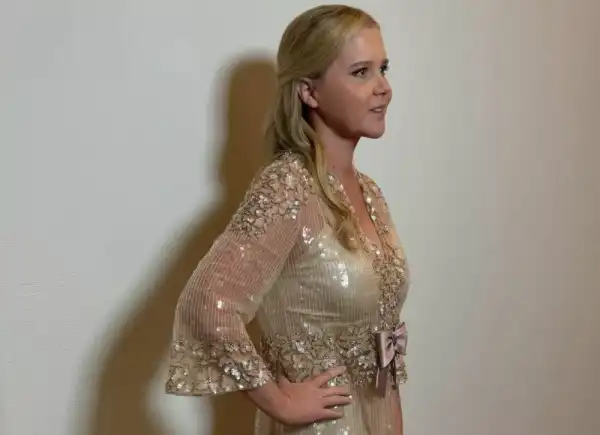 Емі Шумер продемонструвала струнку фігуру на селфі в купальнику