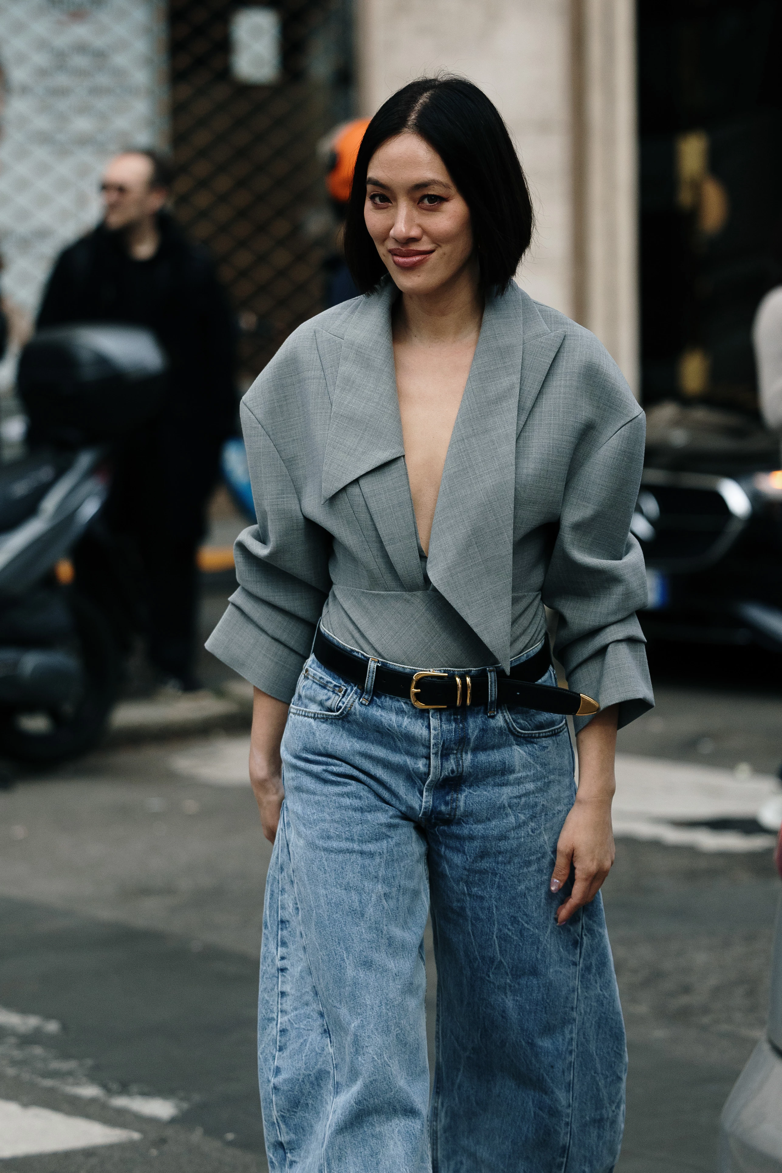 Сірий піджак: чудова заміна стандартному чорному блейзеру.
1