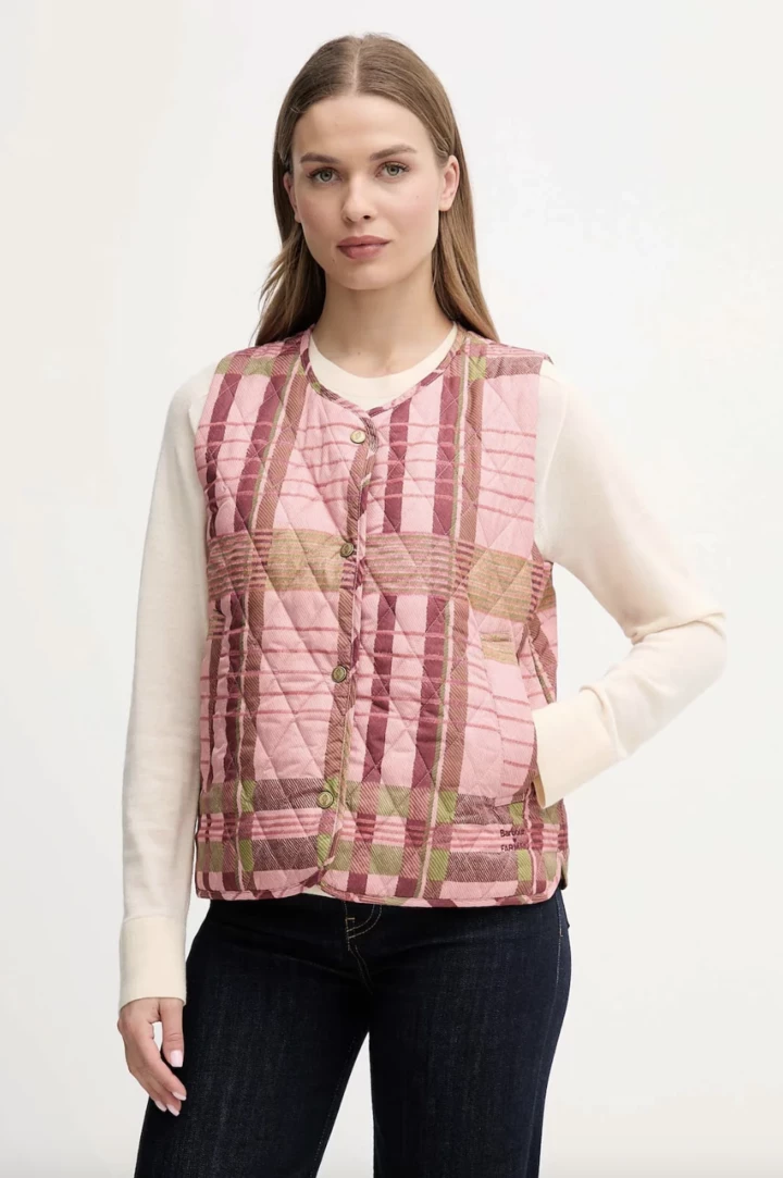 Жилет: актуальна заміна куртці-бомберу у весняних образах стильних дівчат
6