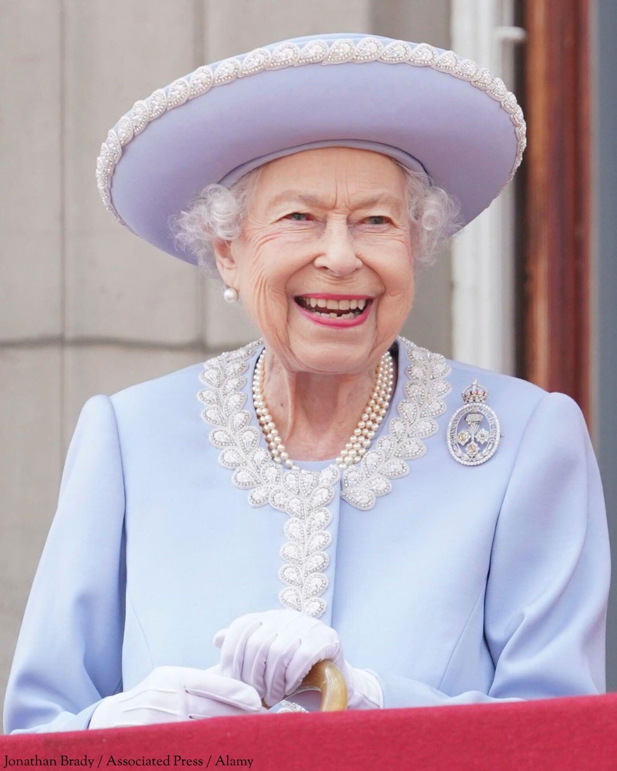 Королева Єлизавета II у виразному пастельному ансамблі з капелюхом у тон та перлами – стиль, який став одним із найбільш впізнаваних елементів іміджу Єлизавети II. Такі виразні, однотонні вбрання, які сьогодні демонструються в Букінгемському палаці, виконували не лише естетичну, а й комунікативну функцію, забезпечуючи видимість та авторитет монарха.