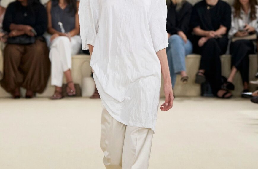 Балетки та прямі штани: пік моди 2026. П’ять вартих уваги луків.