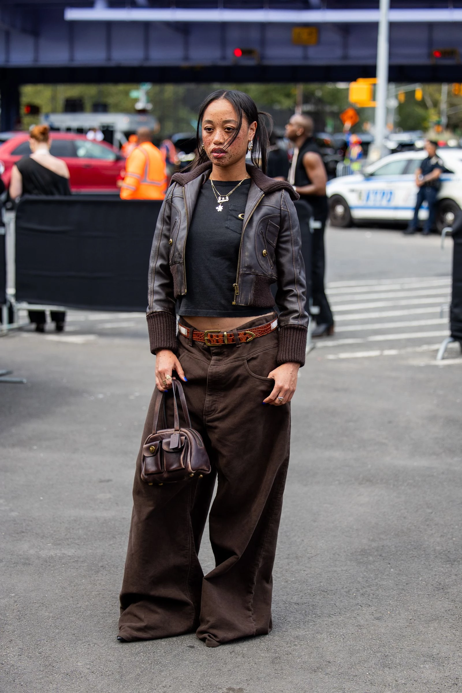 Джинси не лише сині: 4 відтінки, які в тренді серед стильних жінок (і вам вони сподобаються)
1