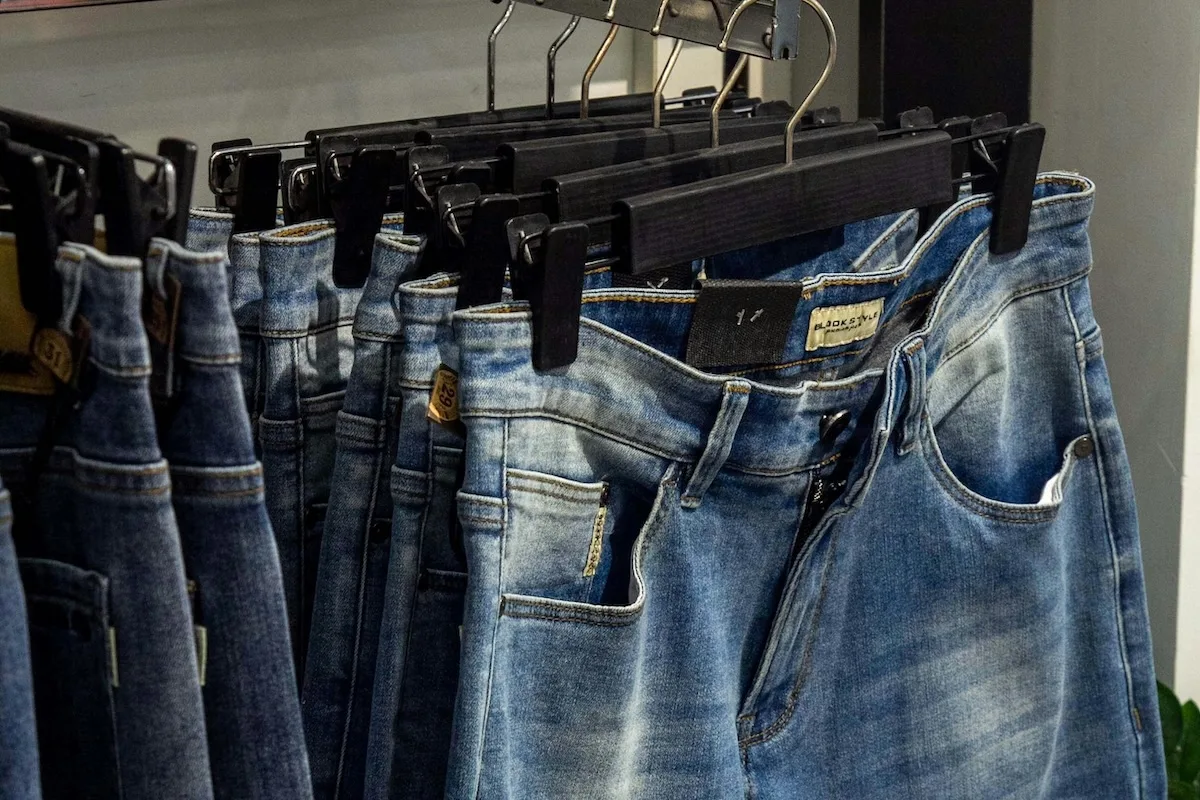 Що далі чекає на колишню фабрику Levi's? На фото джинси висять на вішалках.