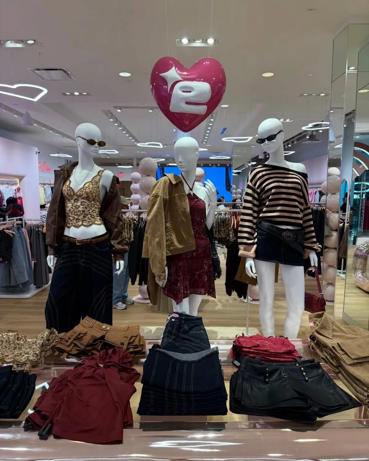 Інтер'єр магазину Edikted з манекенами, що демонструють модні стилі покоління Z — від мереживних топів до повсякденних ансамблів. Експозиція демонструє, як бренд переносить свої онлайн-тренди у фізичні магазини.