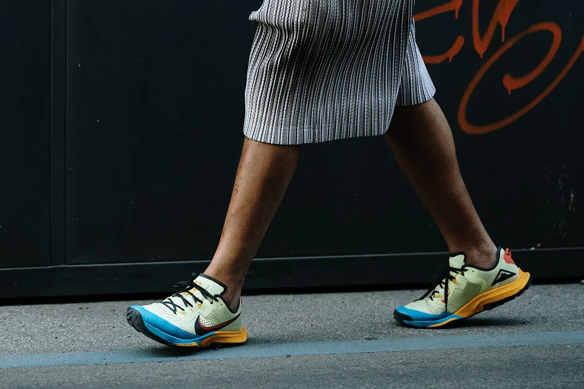 Людина в кросівках Nike біжить вулицею, демонструючи бігову модель у русі. Падіння частки Nike у 2026 році контрастує з динамічним характером продуктів, які сприяли зростанню бренду протягом багатьох років.