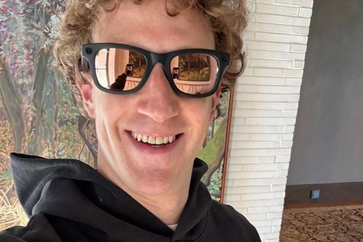 Звільнення Meta 2026. Марк Цукерберг у стилі кежуал – селфі в сонцезахисних окулярах та светрі. Керівник Meta Platforms відповідає за стратегію компанії, яка включає звільнення та розвиток штучного інтелекту.