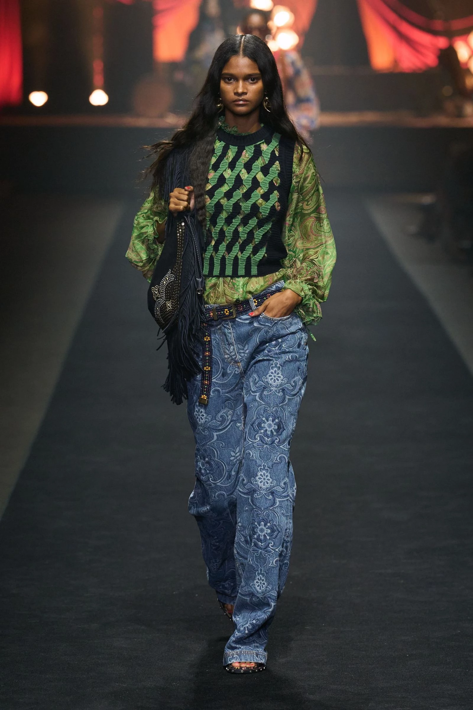 Квіткові штани: тренди весни 2026 та 4 стильні образи