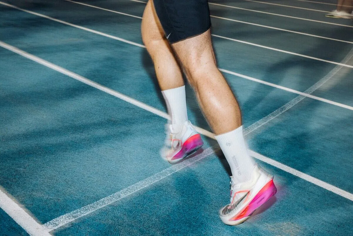 Група бігунів на вуличних перегонах, зафіксована в русі під час завершення дистанції, відображає енергію та цілеспрямованість учасників, характерні для таких подій, як Rossmann Run 2026.