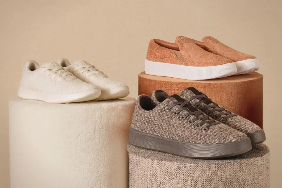 Крах Allbirds: Що пішло не так? Різні моделі взуття Allbirds, представлені в мінімалістичному стилі, який сьогодні часто наводять як приклад занепаду бренду та втрати ринкових позицій.
