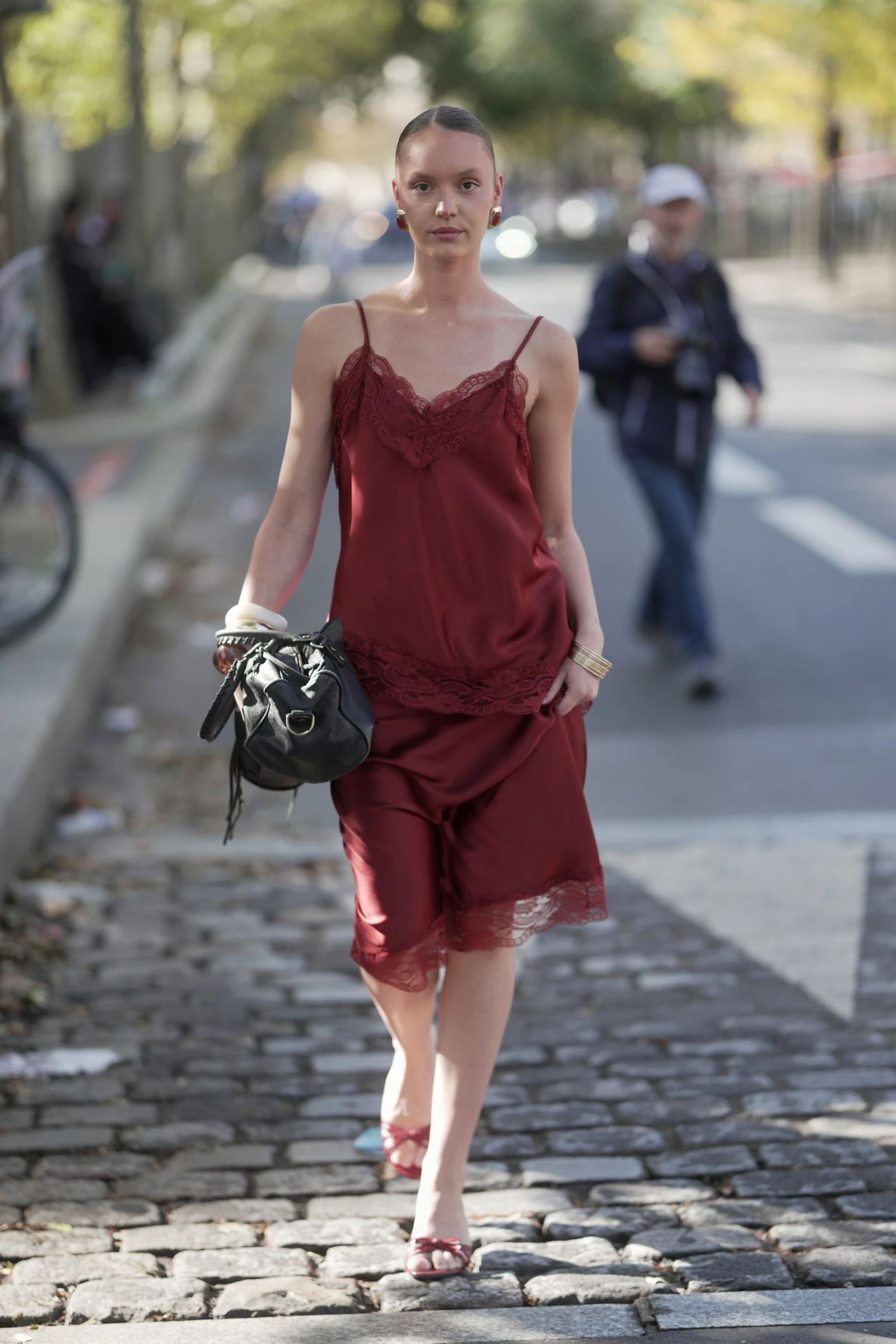 Сукня з дев'яностих знову в моді: головний літній тренд 2026
3