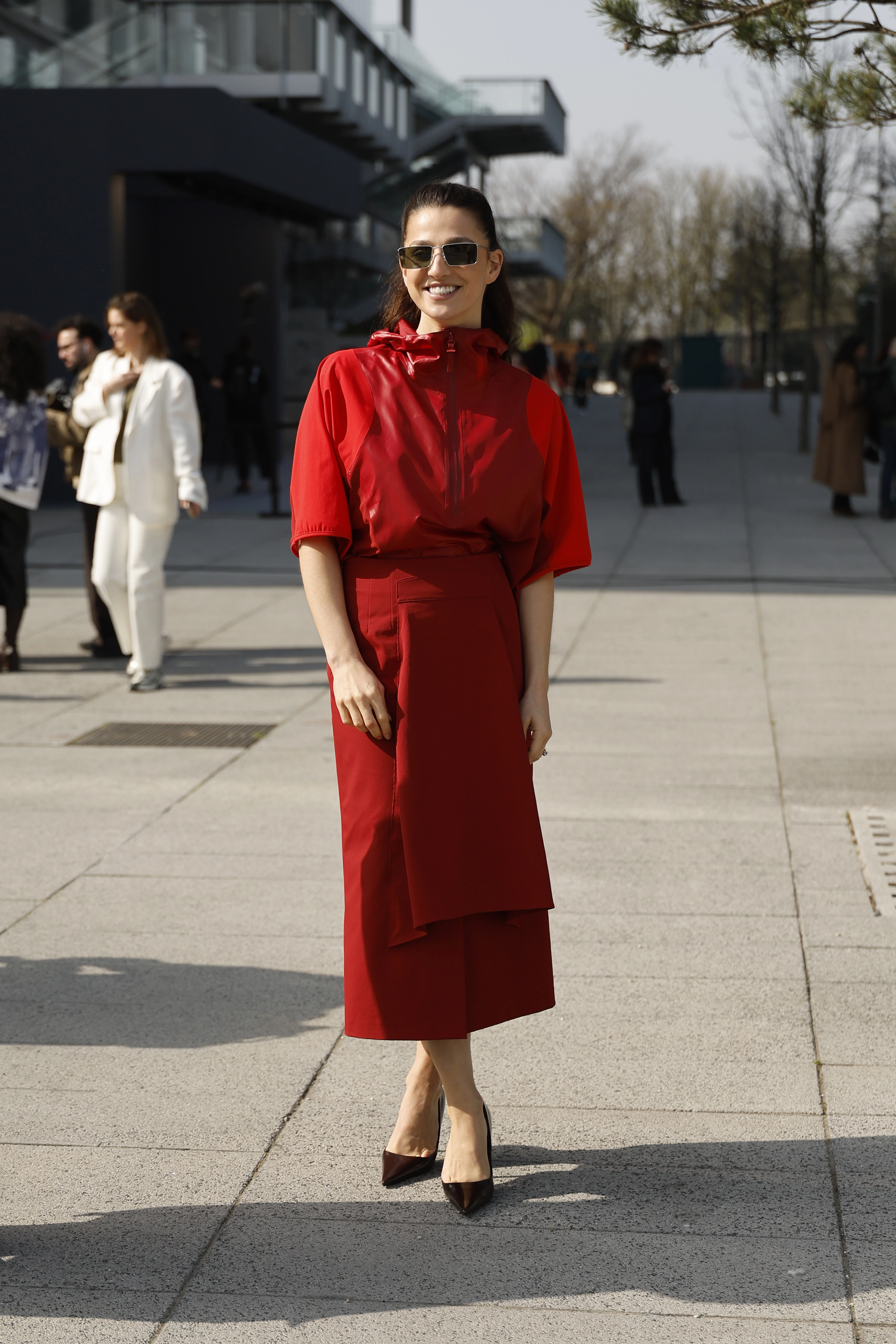 Багряна куртка: топ-вкладення у стиль 2026
1