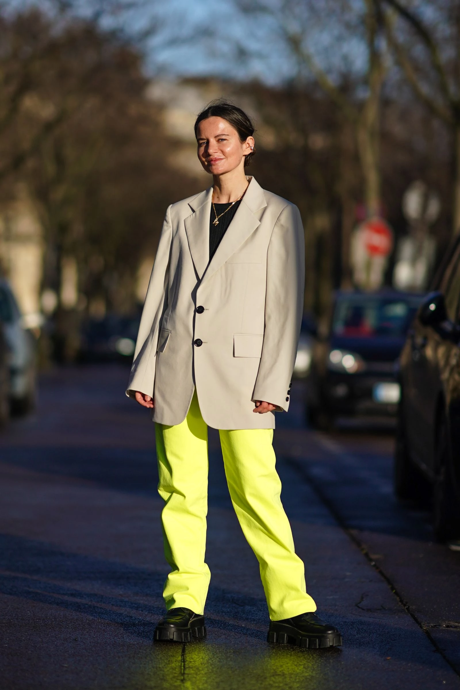 Джинси не лише сині: 4 відтінки, які в тренді серед стильних жінок (і вам вони сподобаються)
3