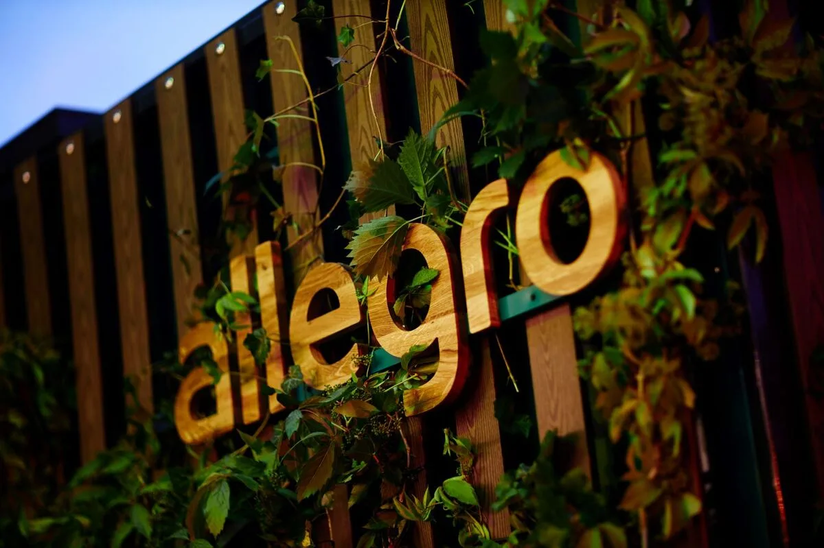 Allegro – логотип платформи на тлі зеленої стіни, однієї з найбільших платформ електронної комерції в Європі, що конкурує з глобальними торговельними майданчиками.
