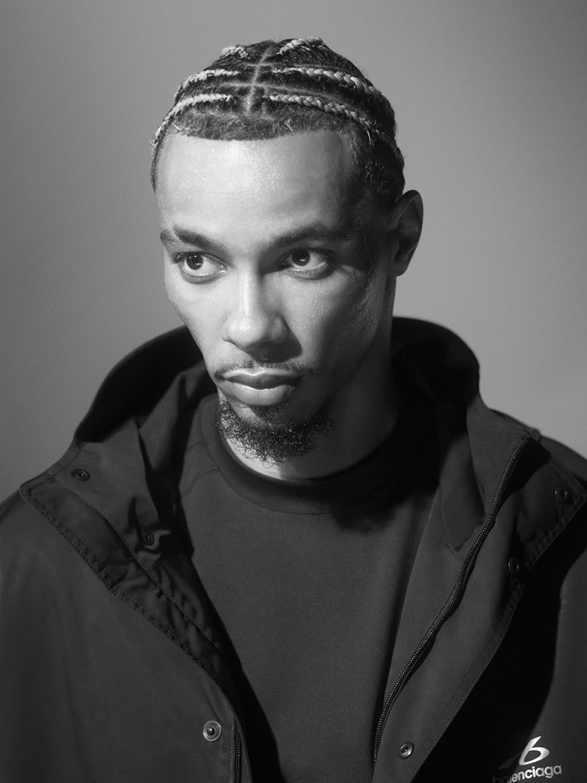 Чорно-білий портрет чоловіка в спортивному вбранні Balenciaga, що підкреслює сувору, мінімалістичну естетику