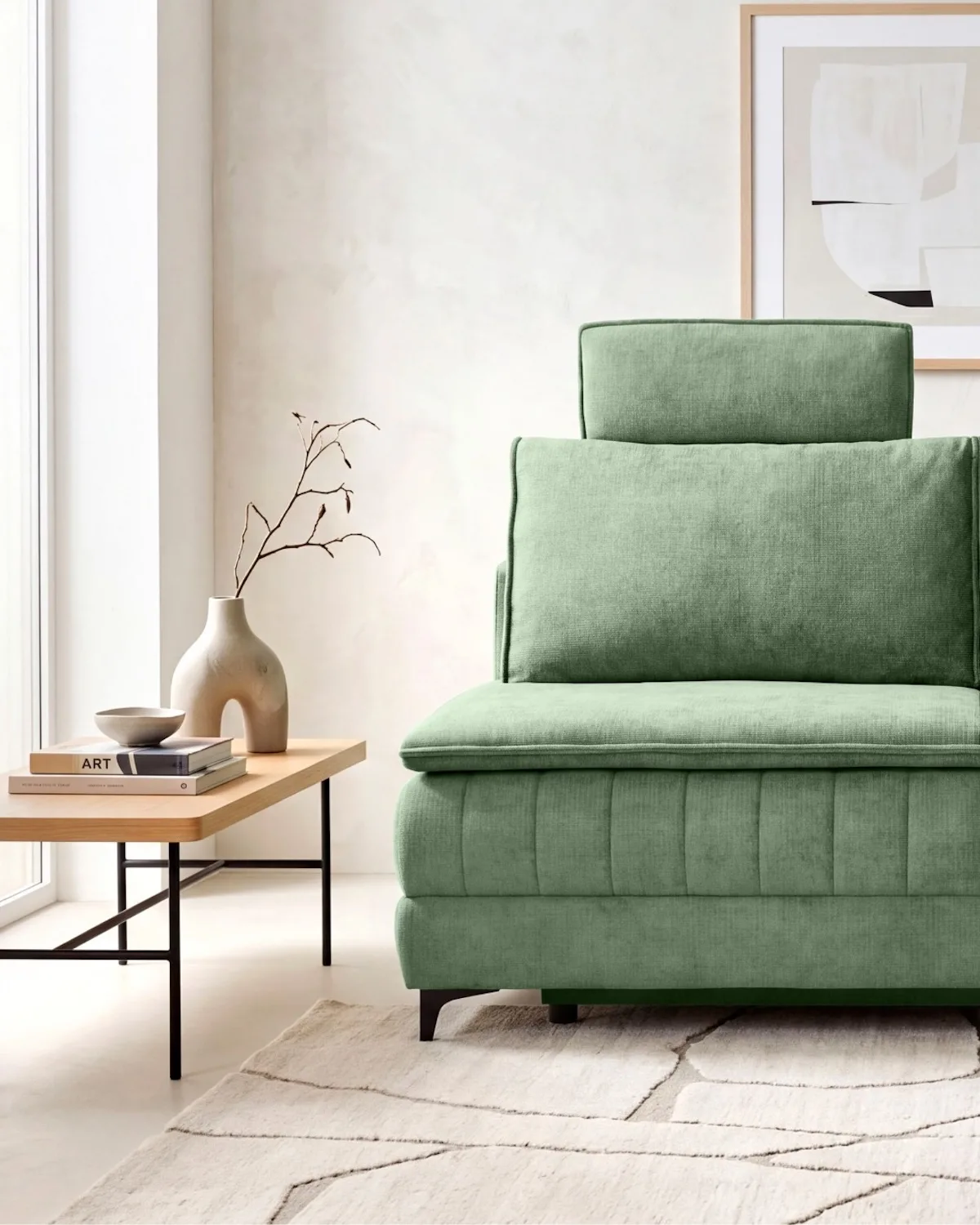 Зелене крісло в сучасному інтер'єрі з мінімалістичним столом та декором – фото ілюструє меблеву промисловість. Воно стосується справи Black Red White, у якій Управління з питань конкуренції та захисту прав споживачів проводить провадження щодо маркування рекламних акцій та інформації про ціни.