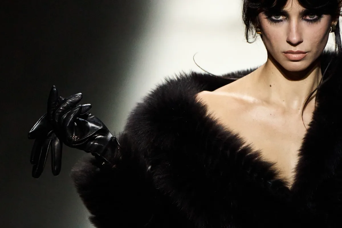 Модель у чорному вечірньому вбранні Gucci – самобутня естетика та напрямок перебудови ідентичності бренду в стратегії Kering.