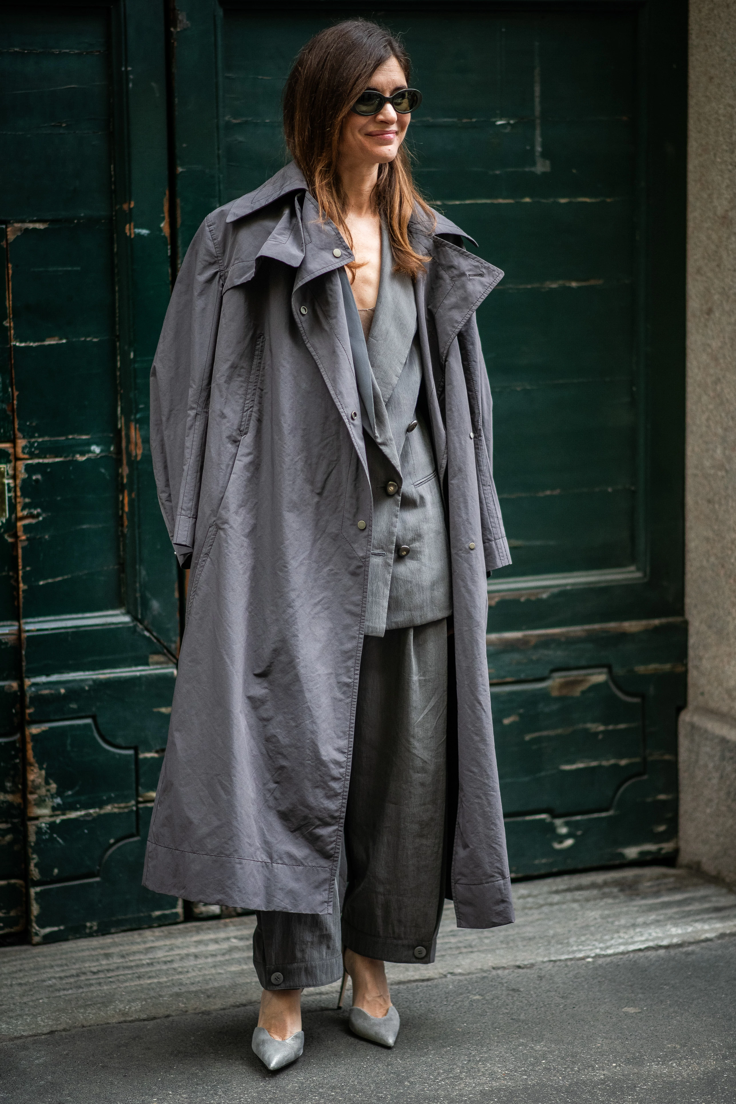 Сірий піджак: чудова заміна стандартному чорному блейзеру.
14