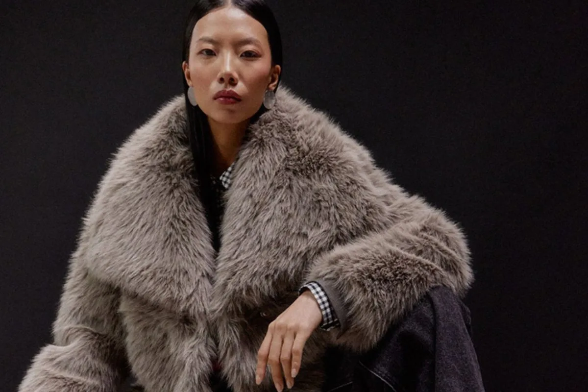 Фінансові результати Answear.com за 2025 рік. Модель демонструє вражаючу хутряну шубу з розкішним відчуттям, що відображає зростаючий акцент на преміум-сегменти та сегменти високого класу. Стиль підкреслює амбітний напрямок бренду, який, хоча й підтримує зростання продажів, також пов'язаний з високими маркетинговими витратами та тиском на маржу, що видно з фінансових результатів.