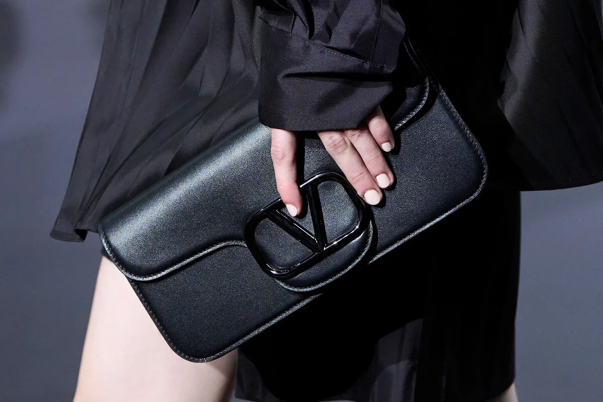 Судовий недогляд Valentino. Мінімалістична чорна сумка Valentino з великим