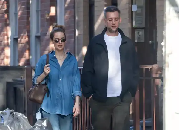 Дженніфер Лоуренс у тотал-денімі гуляє Нью-Йорком з чоловіком