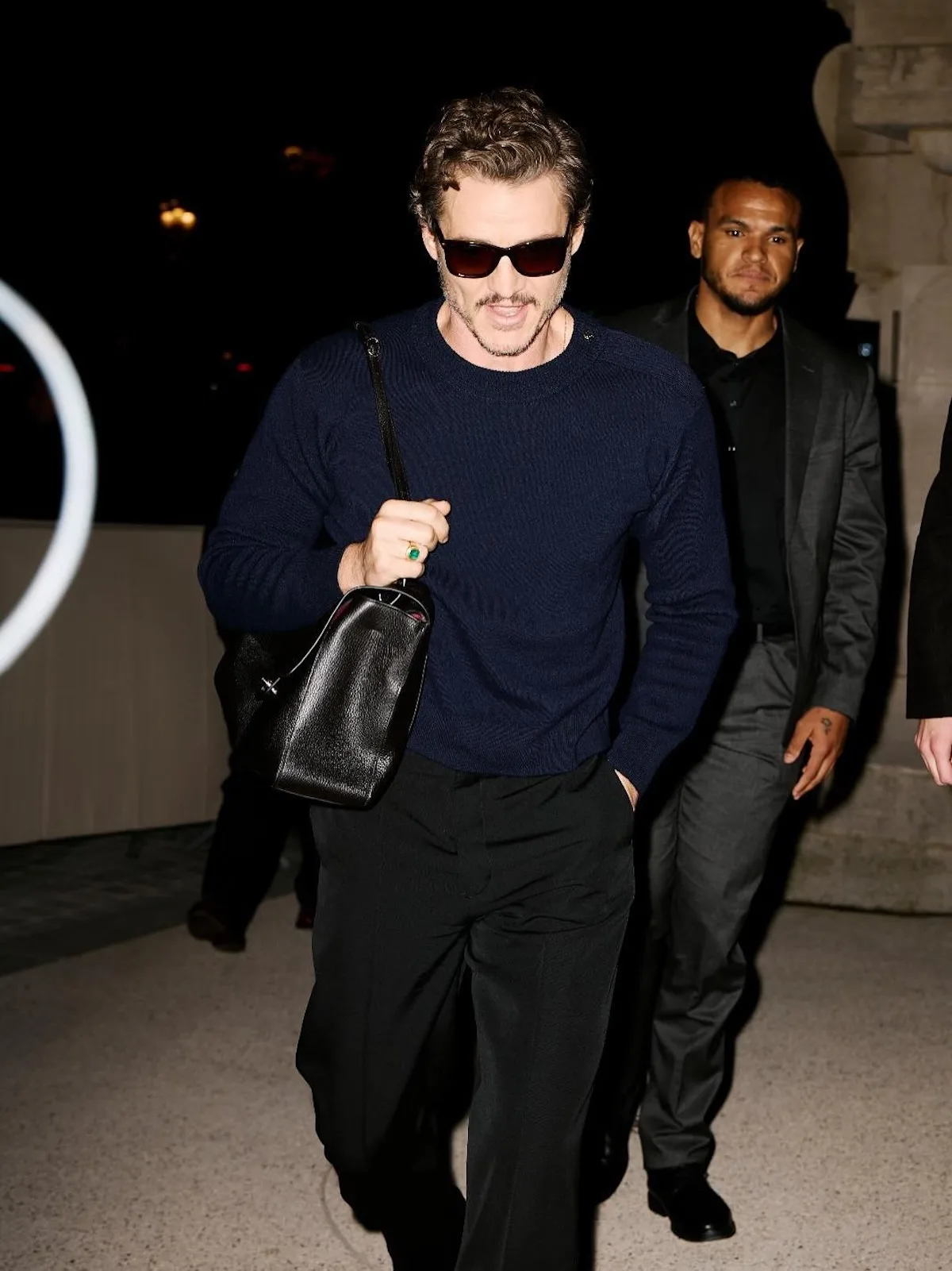 Педро Паскаль у образі Chanel для вечірнього заходу. Актор поєднує класичну елегантність із сучасними аксесуарами, підкреслюючи розкішний характер бренду. Це приклад унісекс-тренду, який Chanel все більше розвиває.