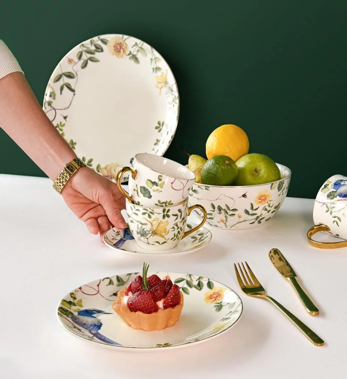 Елегантний посуд із квітковим мотивом та золотими деталями, характерний для пропозицій Duka. Вироби цього типу з роками здобували впізнаваність бренду, але сьогодні їхня доступність зменшується через закриття магазинів.