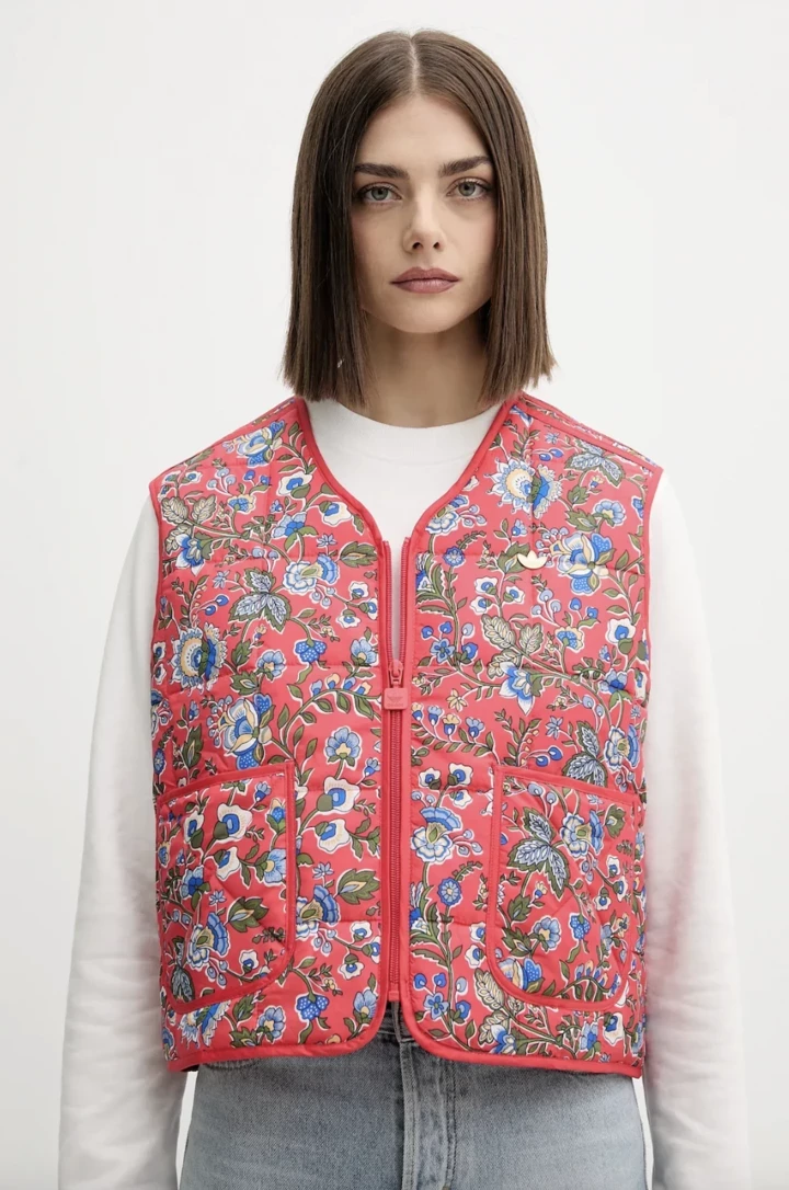 Жилет: актуальна заміна куртці-бомберу у весняних образах стильних дівчат
7