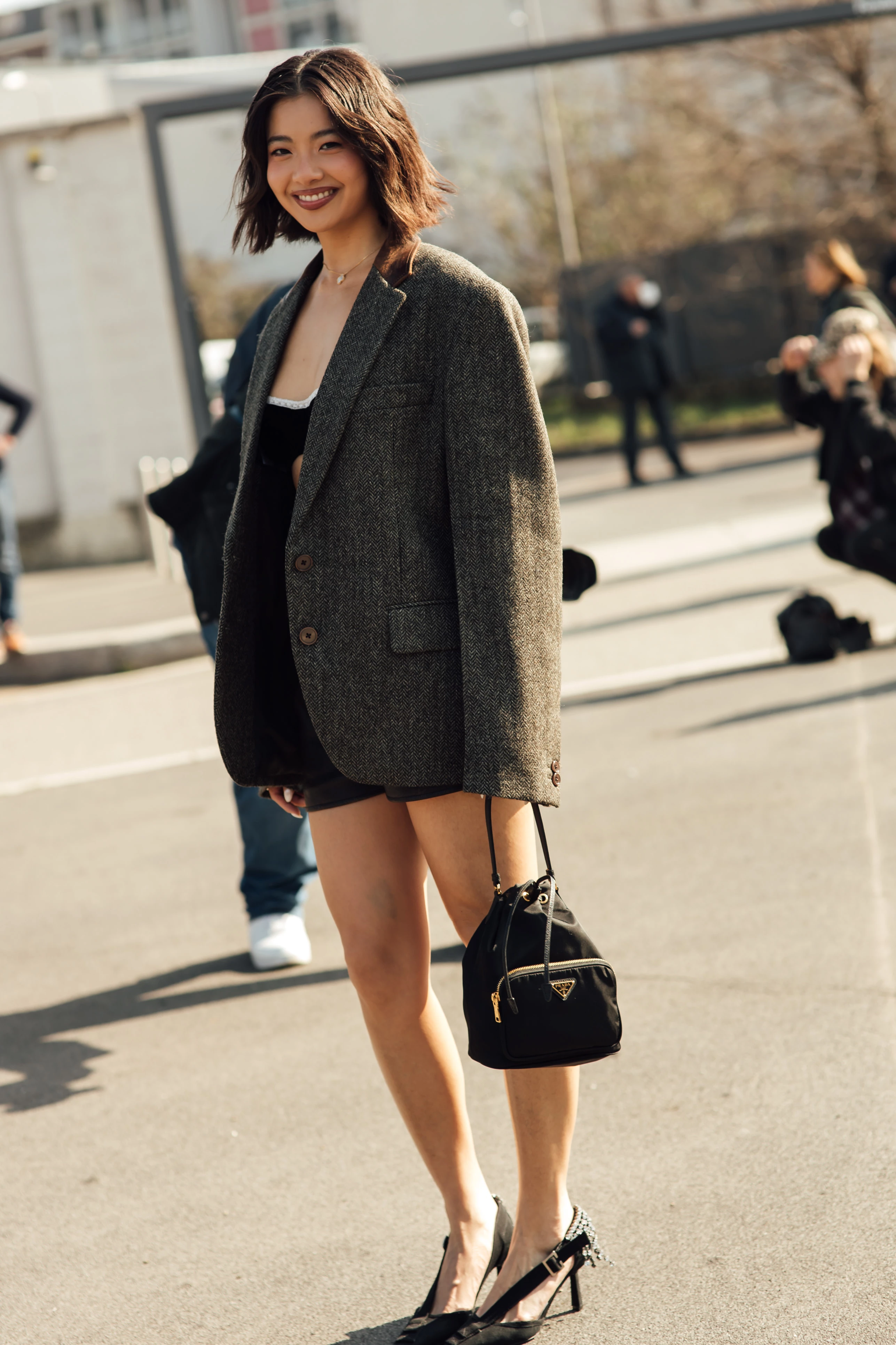 Сірий піджак: чудова заміна стандартному чорному блейзеру.
4