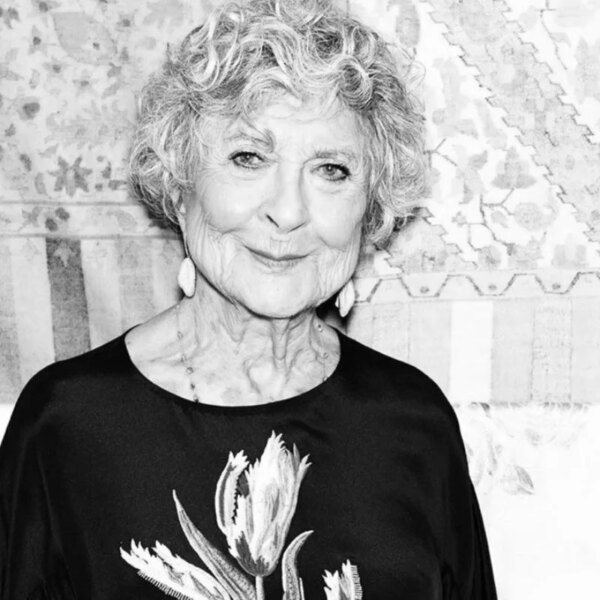 Померла Джоан Берштейн. Британській легенді моди виповнилося 100 років.