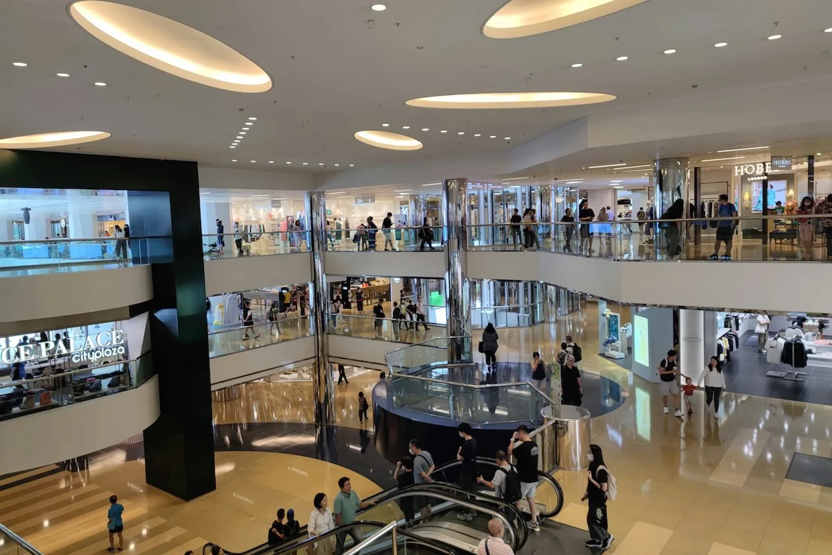 Інтер'єр сучасного торгового центру із закритими або порожніми магазинами, що символізує обмежений робочий час у Велику суботу