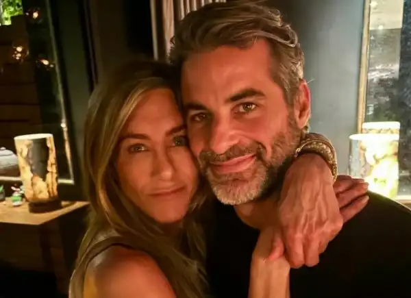 Дженніфер Еністон опублікувала нове селфі з бойфрендом