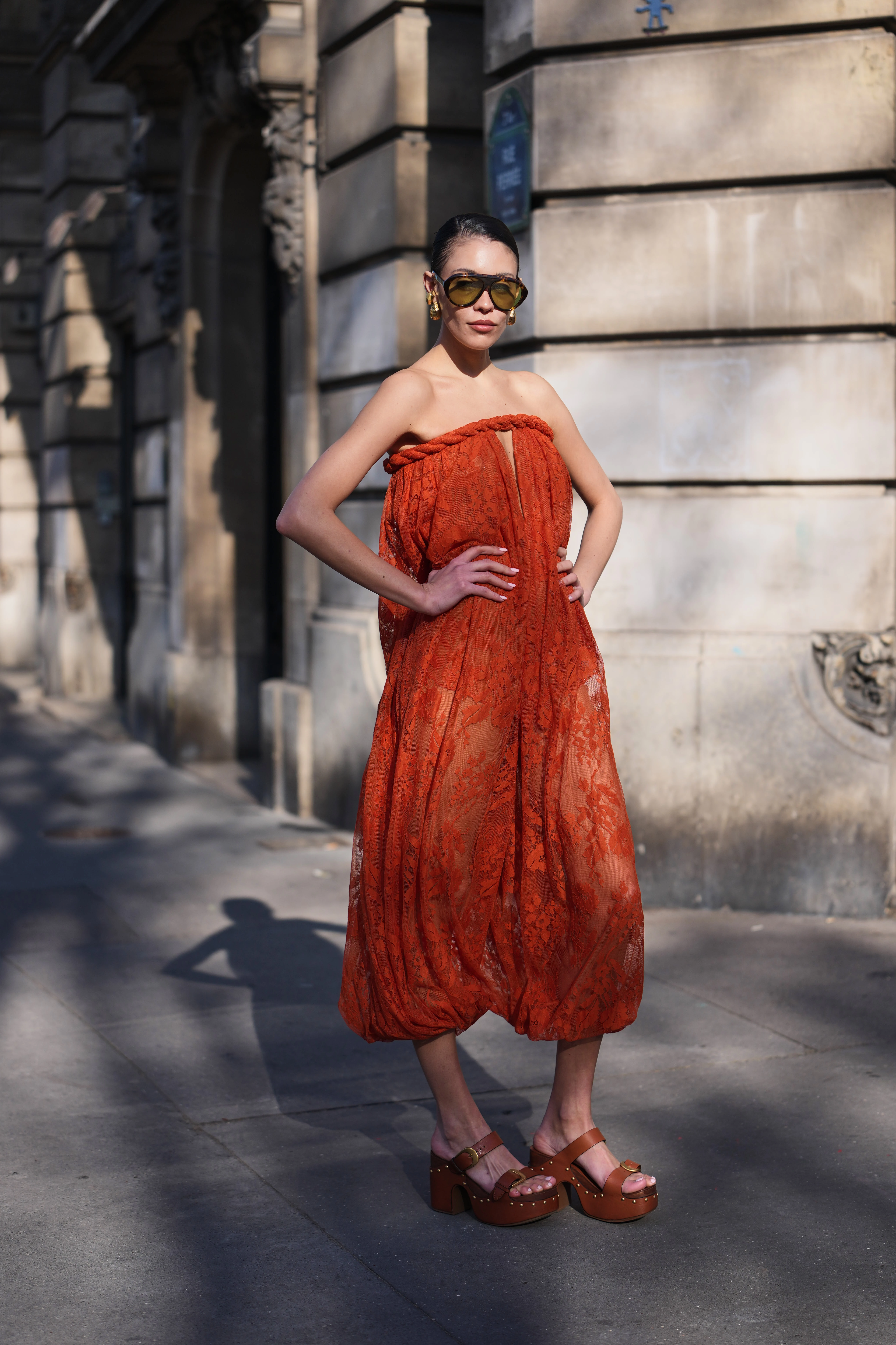 Клоги на дерев'яній платформі в стилі сімдесятих – головний взуттєвий хіт сезону.
7