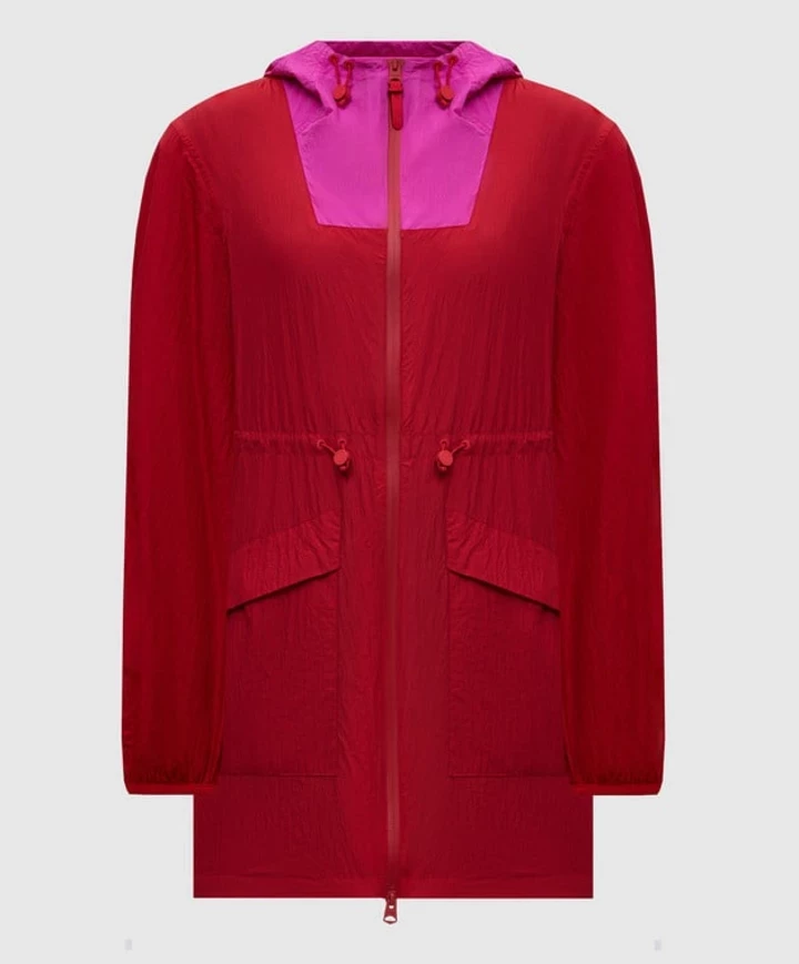 Багряна куртка: топ-вкладення у стиль 2026
12