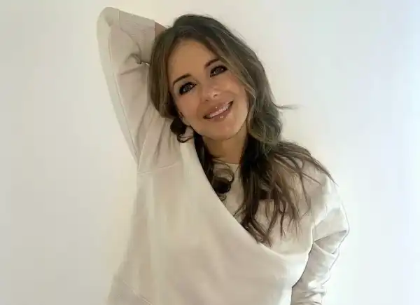 Елізабет Херлі влаштувала спокусливу фотосесію у спальні