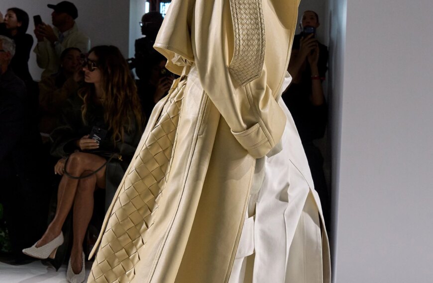 Клоги на дерев’яній платформі в стилі сімдесятих – головний взуттєвий хіт сезону.