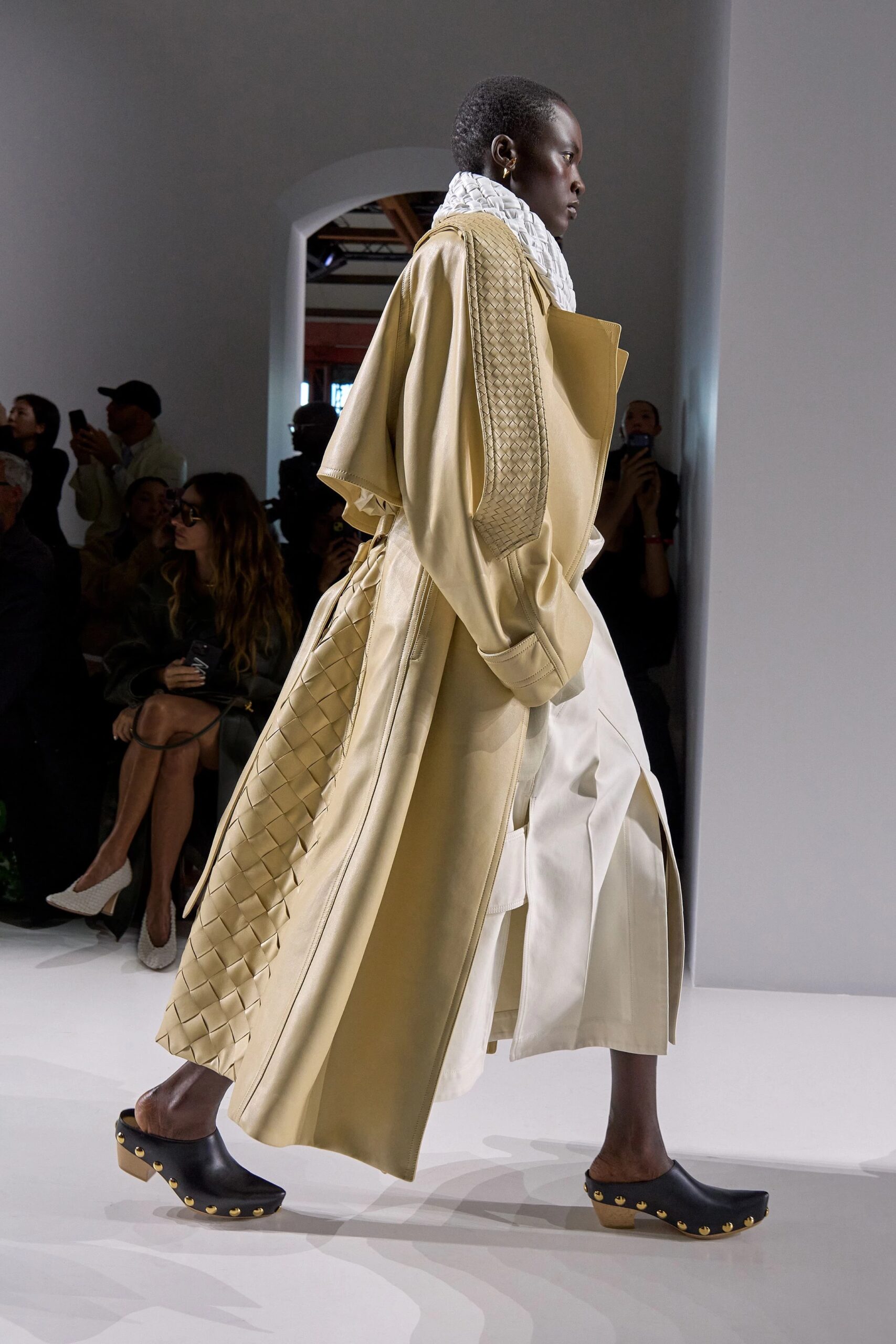 Клоги на дерев’яній платформі в стилі сімдесятих – головний взуттєвий хіт сезону.