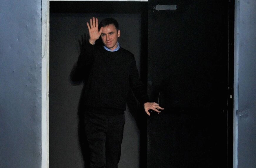 Чому дизайнери надають перевагу стриманому одягу та постійно його вдягають?