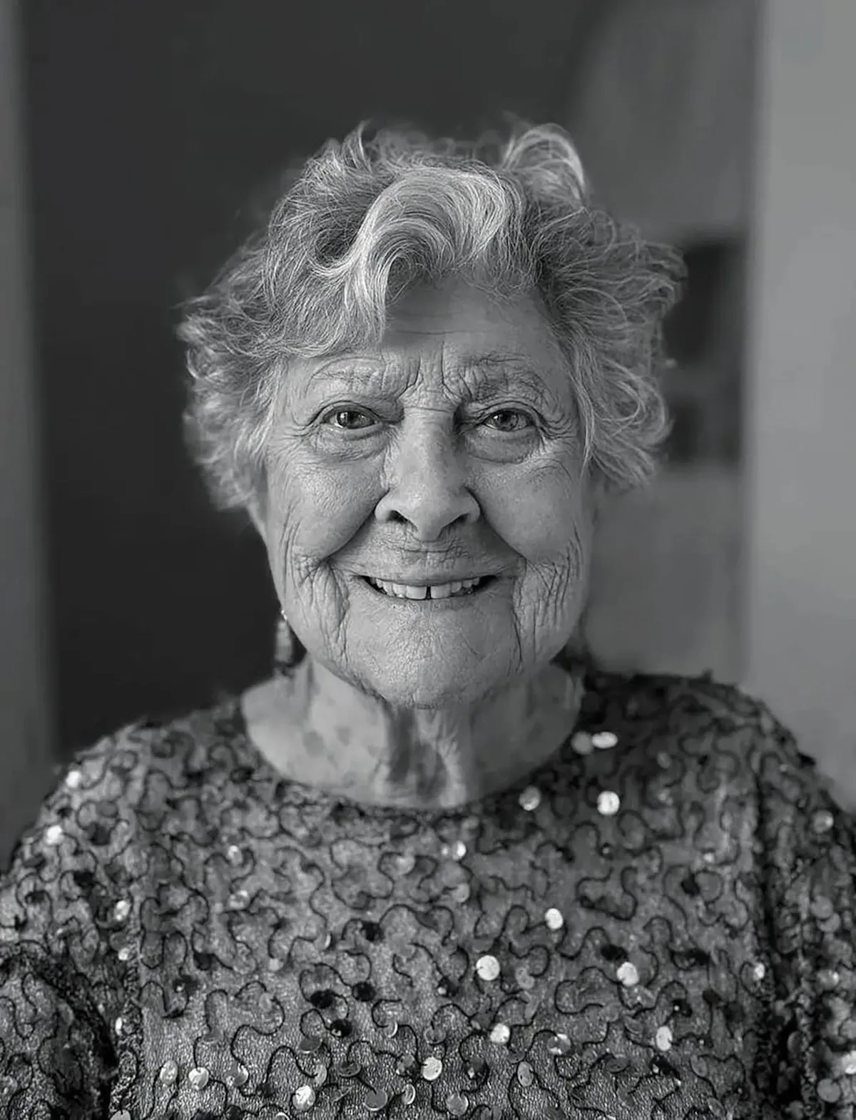 Чорно-білий портрет Джоан Бурштейн, відомої як