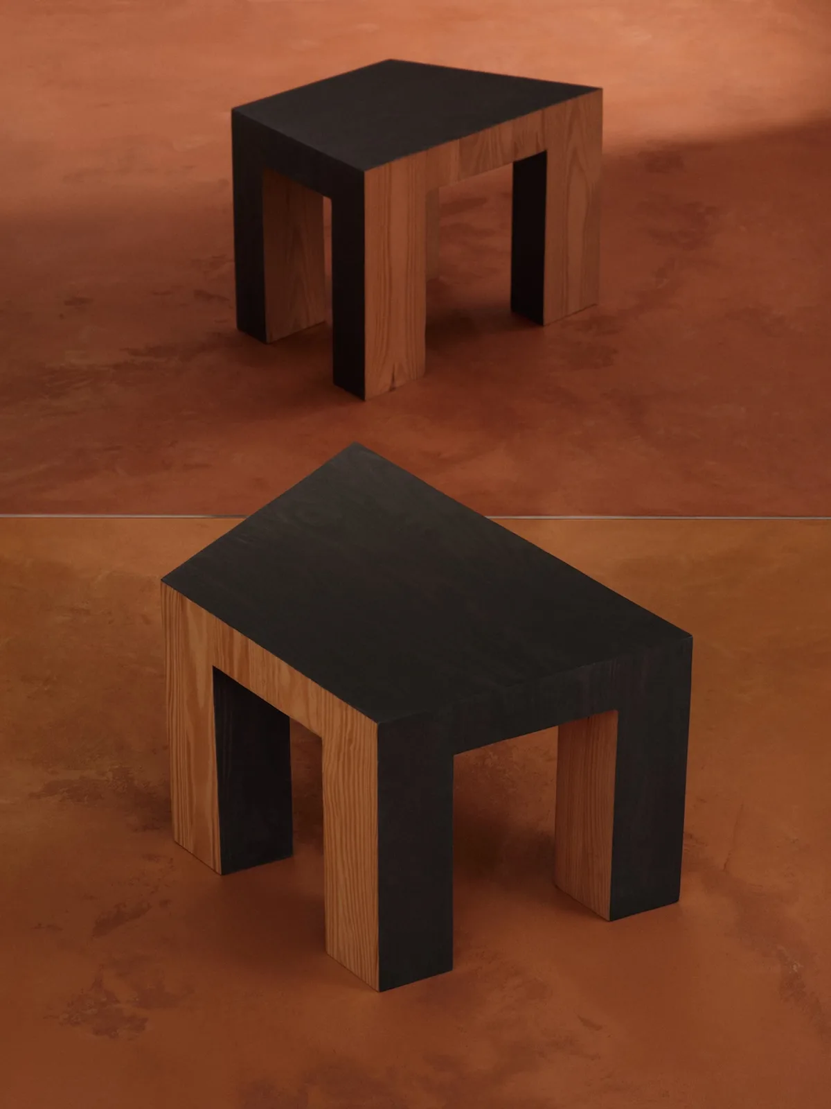 Дерев'яний стіл з архітектурною формою з колекції H&M Home Kelly Wearstler