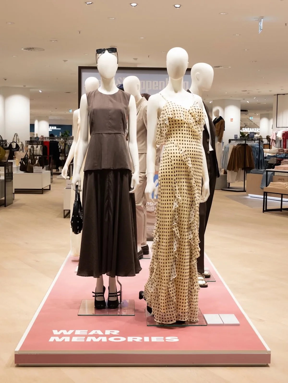 Виставка одягу на манекенах у магазині Peek & Cloppenburg – зоні продажу одягу в торговому центрі. На фото показано розслідування Управління з питань конкуренції та захисту прав споживачів (UOKiK) щодо маркування рекламних акцій та інформації про ціни.