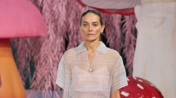 “Відвертий” стиль знову в моді: Як ефектно носити прозорий одяг цієї весни…