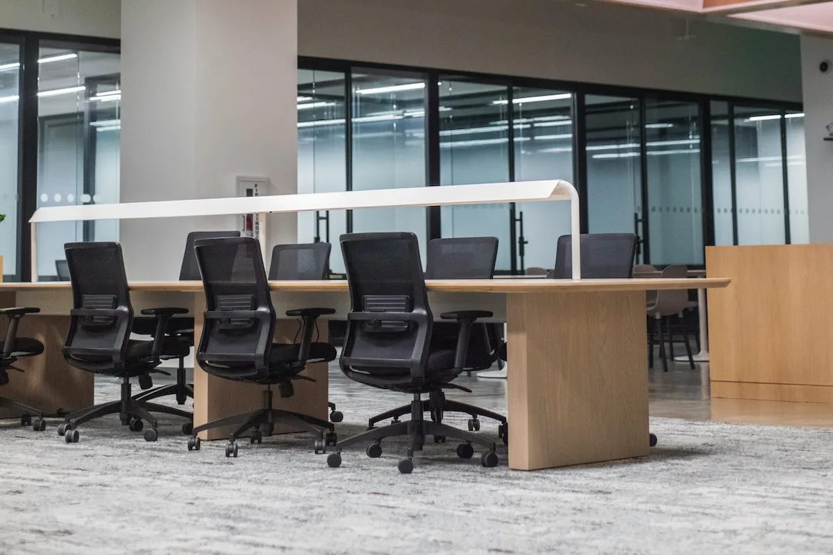 Вигляд порожнього сучасного офісу відкритого планування у Варшаві у вівторок після Великодня 2026 року, що натякає на вихідний.